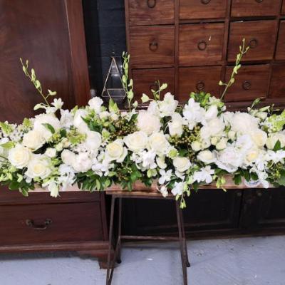 Mudgee florist Mudgee Monkey is a local based florist in the Mudgee Area. Pictured is a generous  bouquet box of classic white flowers delivered free