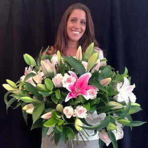 Mudgee florist Mudgee Monkey is a local based florist in the Mudgee Area. Pictured is a generous bouquet  box roses. Valentines day Free delivery and mothers day