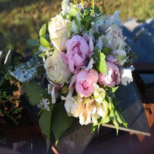 Load image into Gallery viewer, Mudgee florist Mudgee Monkey is a local based florist in the Mudgee Area. Pictured is flower bouquet