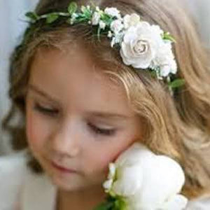 Mudgee florist Mudgee Monkey is a local based florist in the Mudgee Area. Pictured is white  flower childs 1/4 flower crown,