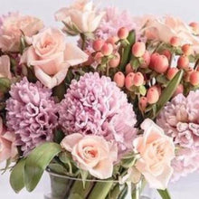 Load image into Gallery viewer, mudgee florist Mudgee Monkey is a local based florist in the Mudgee Area.  Free delivery and mothers day. mudgee flowers